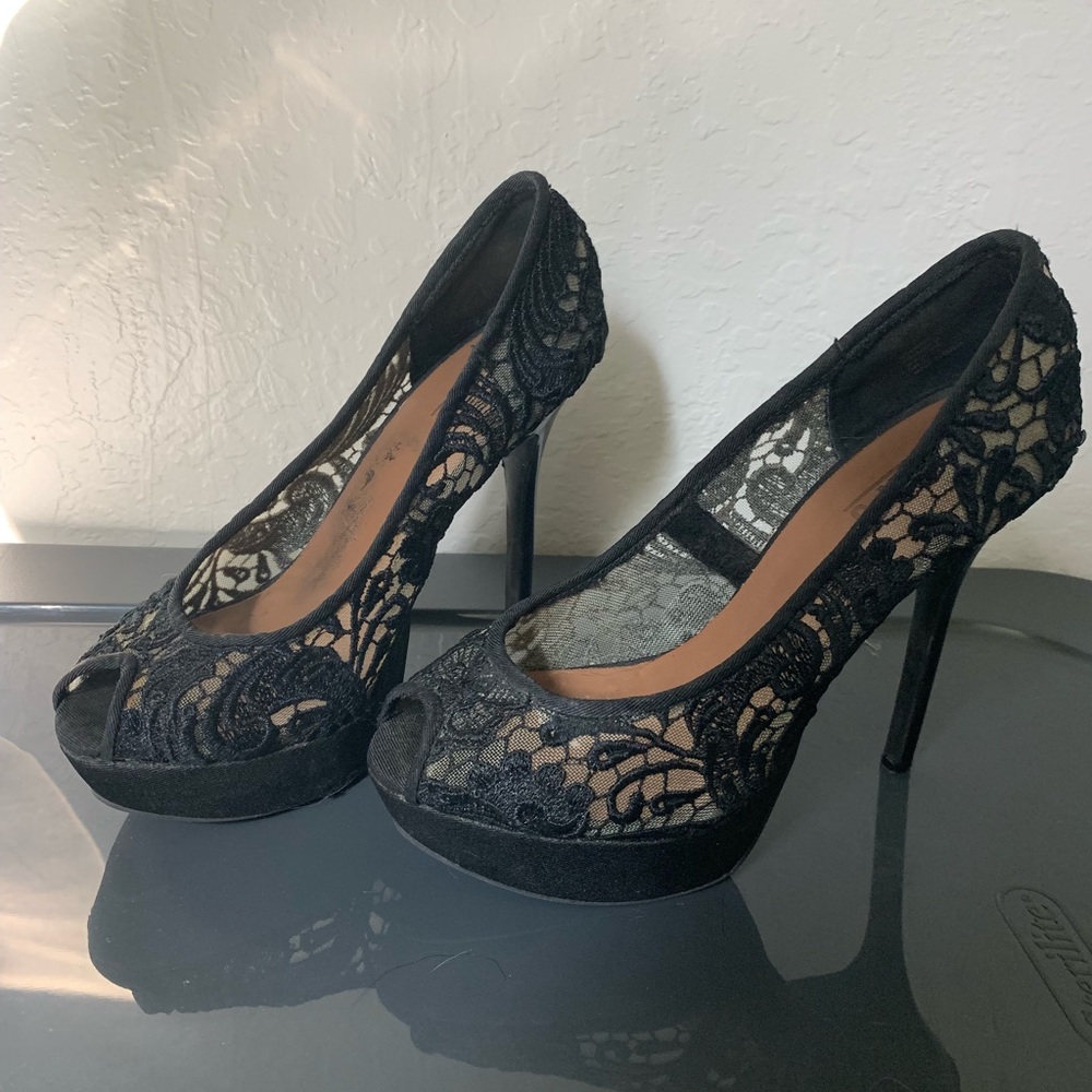 Size 7 black heal